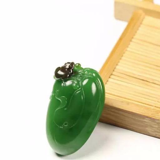 看玉石批发市场里的玉雕青蛙