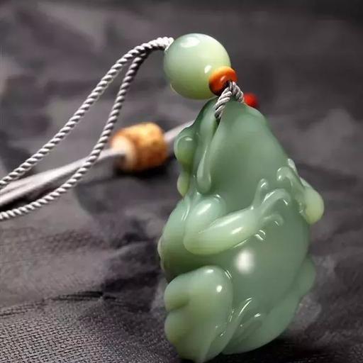 看玉石批发市场里的玉雕青蛙