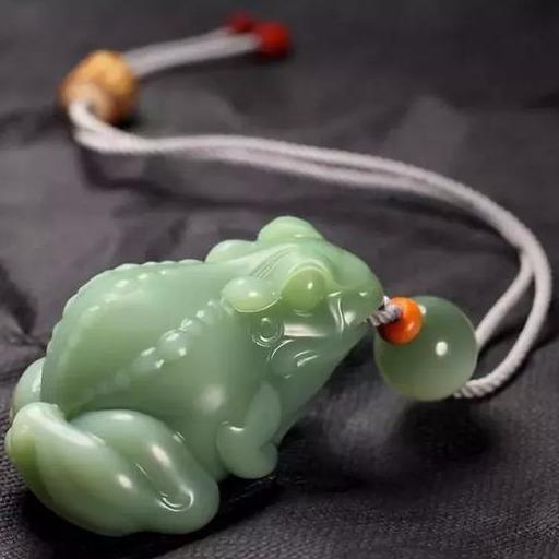 看玉石批发市场里的玉雕青蛙