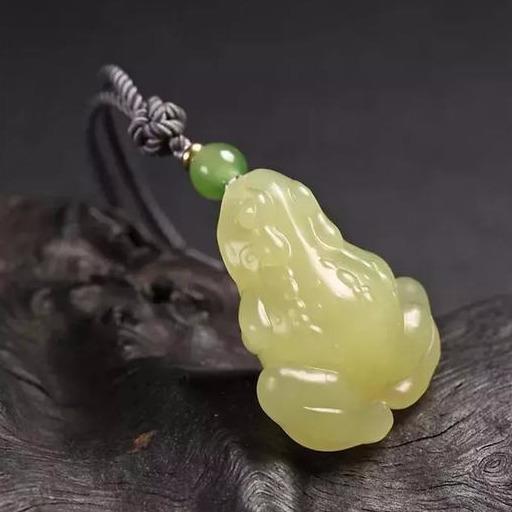 看玉石批发市场里的玉雕青蛙