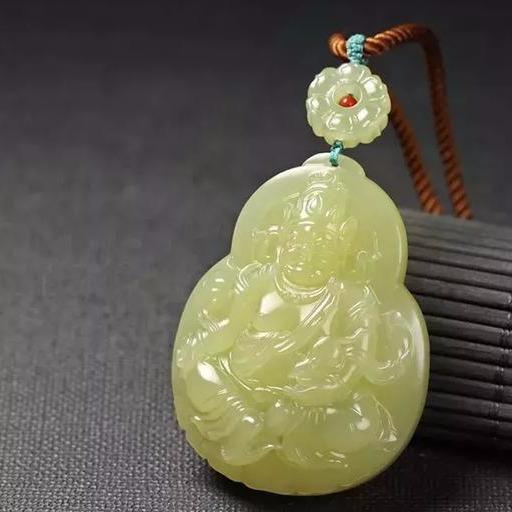 玉石批发市场里玉雕的创作过程