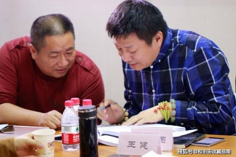 中国民协古陶瓷研究会副秘书长，江苏珠宝协会副会长冯曲波